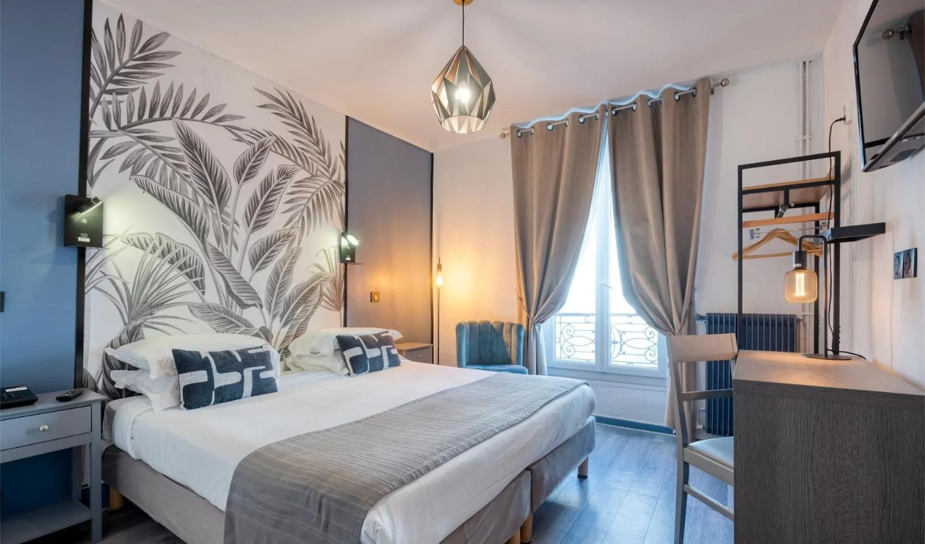 ***  Hotel De Belfort Paris France