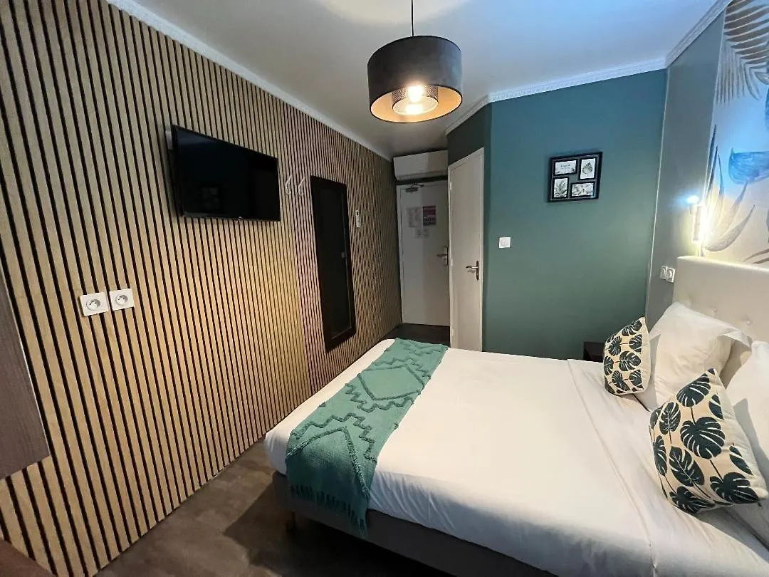 ***  Hotel De Belfort Paris France